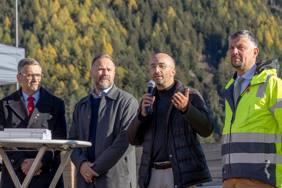 Alla gratificazione dell’assessore si è unito il sindaco di Rasun-Anterselva, Thomas Schuster: “Un desiderio a lungo coltivato a Rasun-Anterselva diventa realtà. Ringrazio l’assessore Alfreider, l’intero team impegnato nei lavori e tutti coloro che hanno contribuito alla realizzazione della nuova rotatoria per la Valle di Anterselva”, ha affermato con soddisfazione Schuster. (Foto: USP/Imprexa/Aldo Menestrina)