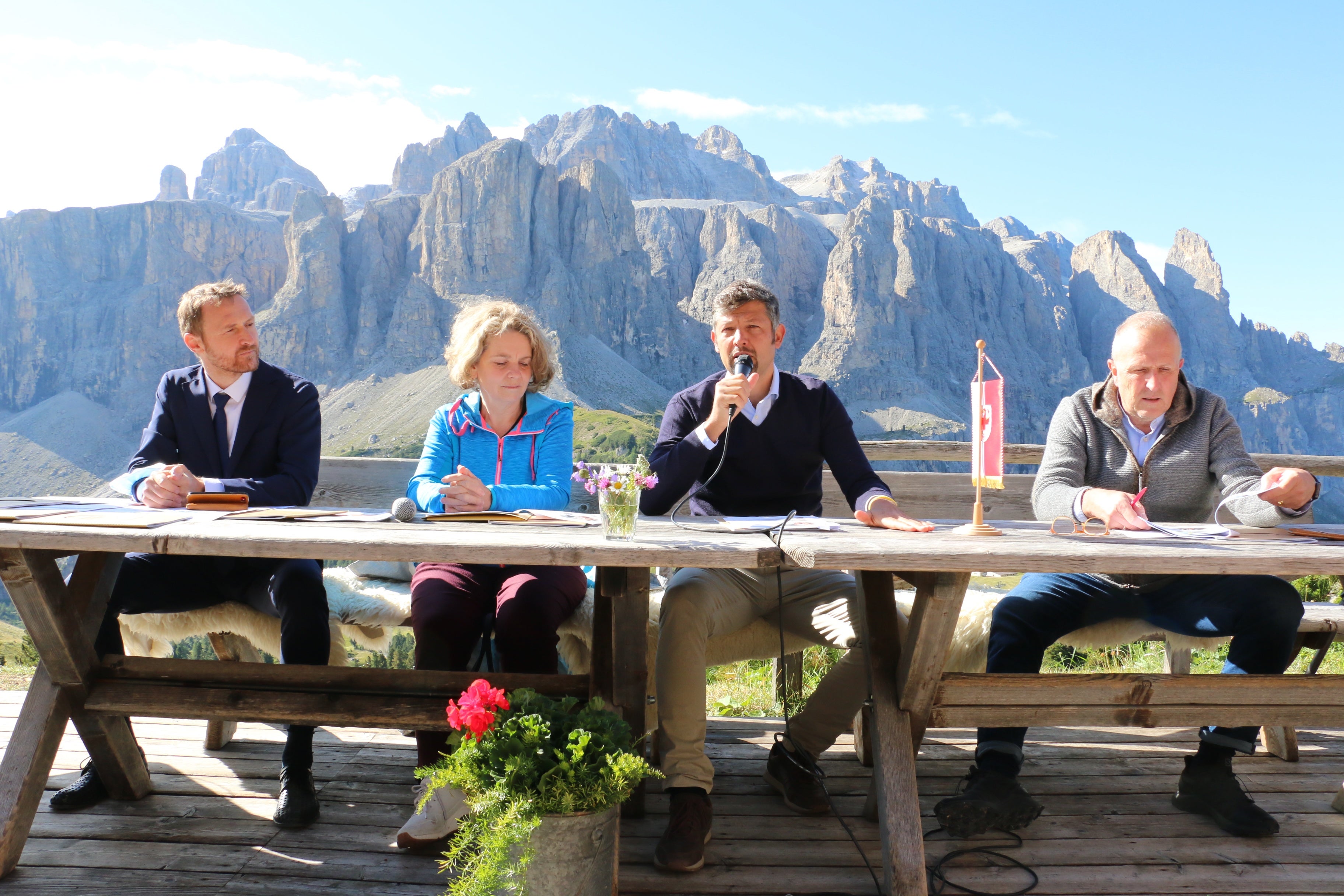 #prömtëmp-Gespräch mit den ladinischen Medien - (v.l.) Stuflesser, Ploner, LR Alfreider und Moroder: Gemeinsam für die Entwicklung der ladinischen Kultur weiterarbeiten. (Foto: LPA/Ingo Dejaco)