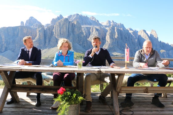 #prömtëmp-Gespräch mit den ladinischen Medien - (v.l.) Stuflesser, Ploner, LR Alfreider und Moroder: Gemeinsam für die Entwicklung der ladinischen Kultur weiterarbeiten. (Foto: LPA/Ingo Dejaco)