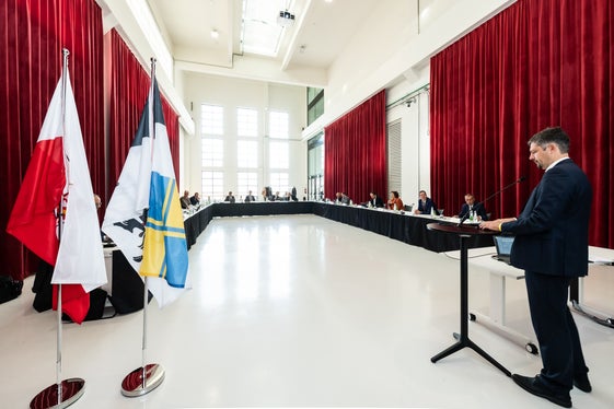 Potenziamento del Passo dello Stelvio, collegamenti ferroviari transalpini attraverso la Terra Raetica e cooperazione sulla cultura retoromanza: sono questi i tre temi presentati dall'assessore provinciale Daniel Alfreider. (Foto: ASP/Ivo Corrà)