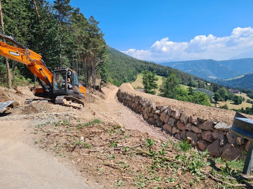Nun schützt ein 115 Meter langer Damm die darunterliegenden Häuser des Weilers Schwarzenbach in Afing/Jenesien. (Foto: LPA/Landesamt für Wildbach- und Lawinenverbauung Nord)