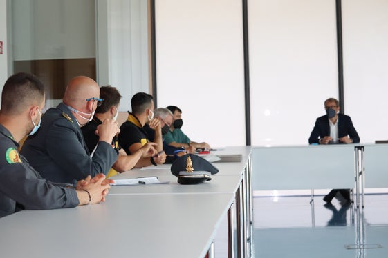 Zusammenarbeit: die Spitze der Finanzpolizei mit den Landesleitern der Südtiroler Berg- und Höhlenrettung CNSAS und der Bergrettung im AVS mit Ressortdirektor und Direktor der Agentur für Bevölkerungsschutz Klaus Unterweger (Foto: LPA/Maja Clara)