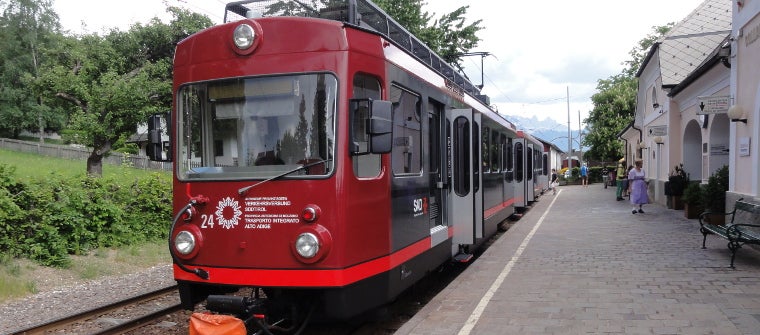 Die Verträge zwischen Land und der Südtiroler Transportstrukturen AG Sta, die die Dienste derzeit die Dienste für die Rittner Bahn (im Bild), die Rittner Seilbahn und die Mendelbahn erbringt, sind auf jeden Fall bis auf Weiteres gültig. (Foto: Sta)