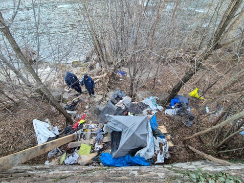 Der Müll stammt vor allem von den illegalen Behausungen und Zelten entlang der Ufer, die ebenfalls geräumt werden mussten, da sie ein erhebliches Risiko darstellen, sowohl für die Bewohner als auch für die öffentliche Infrastruktur. (Foto: LPA/Amt für Wildbach- und Lawinenverbauung Süd in der Agentur für Bevölkerungsschutz)