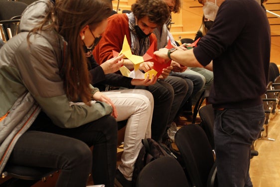 Selbst testen: Lehrpersonen konstruierten bei der Mathematik-Tagung gemeinsam ein Dodekaeder (Körper mit zwölf Flächen). (Foto: LPA/Deutsche Bildungsdirektion) 