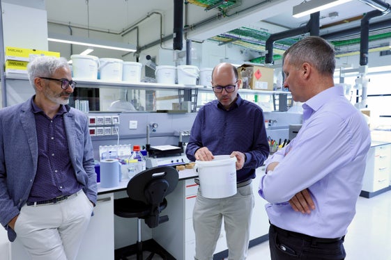 Landesrat Luis Walcher (rechts) mit dem Direktor des Versuchszentrums Laimburg Michael Oberhuber (links) und dem Leiter des Labors für Aromen und Metaboliten Peter Robatscher (Mitte): In diesem Labor analysieren die Expertinnen und Experten natürlich vorkommende Inhaltsstoffe in landwirtschaftlichen Produkten (Äpfel, Apfelsäfte, Trauben, Weine, Käse, Milch) und Pflanzenorganen (Blätter, Wurzel, Holz), um deren Qualität, Charakteristik und Reinheit zu prüfen. (Foto: LPA/Sabine Pitscheider)