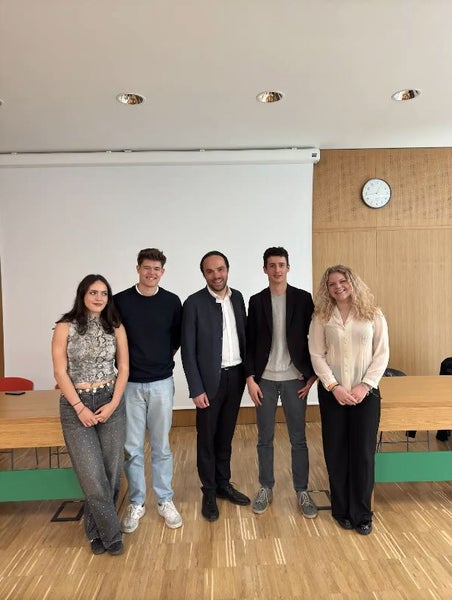 Perspektiven der Schülerinnen und Schüler in bildungspolitische Entscheidungen einbringen: Landesbeirat der Schülerinnen und Schüler mit Landesrat Philipp Achammer (in der Mitte): von links Vorstandsmitglieder Nadine Thomaseth, Florian Winkler, Vorsitzender Georg Rabanser und Eleonora Conte (Foto: LPA/Landesbeirat der Schülerinnen und Schüler)