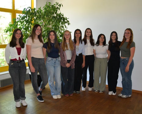 Scheidende und neue Mitglieder (von links): Mitglieder des neuen Verwaltungsrates Julia Laimer, Pia Schwienbacher, Maia Kofler, Nives Frötscher, Obfrau-Stellvertreterin Angelina Weithaler und Obfrau Katharina Pichler sowie Verwaltungsrat-Mitglied Patrizia Pichler Pandora, daneben die scheidenden Mitglieder, Obfrau Lena Pichler und Verwaltungsrat-Mitglied Francesca Maria Gentile (Foto: LPA/Fachschule Tisens)
