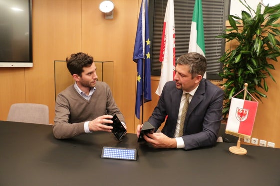 L'assessore provinciale Daniel Alfreider (a destra) ringrazia il direttore generale dell'Associazione Cacciatori Alto Adige, Benedikt Terzer, per la collaborazione (Foto. ASP/Ingo Dejaco)