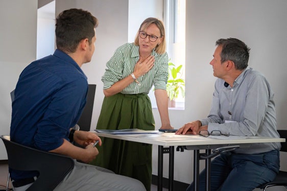 Durch das Zuteilungsverfahren würden neue Mitarbeitende dort angestellt, wo ihre Stärken am besten passen und zugleich die Landesverwaltung als Arbeitgeber gestärkt, sagt Personallandesrätin Magdalena Amhof, im Bild im Gespräch mit Führungskräften bei der Vorbereitung des Speed Datings. (Foto: LPA/Greta Stuefer)