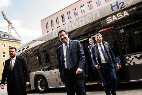 Il ministro Salvini e l'assessore Alfreider scendono dal pullman a idrogeno con il quale hanno raggiunto Palazzo Widmann assieme al presidente Kompatscher, al governatore Fugatti, all'assessore Vettorato e alle altre autorità (Foto: ASP/Ivo Corrà)