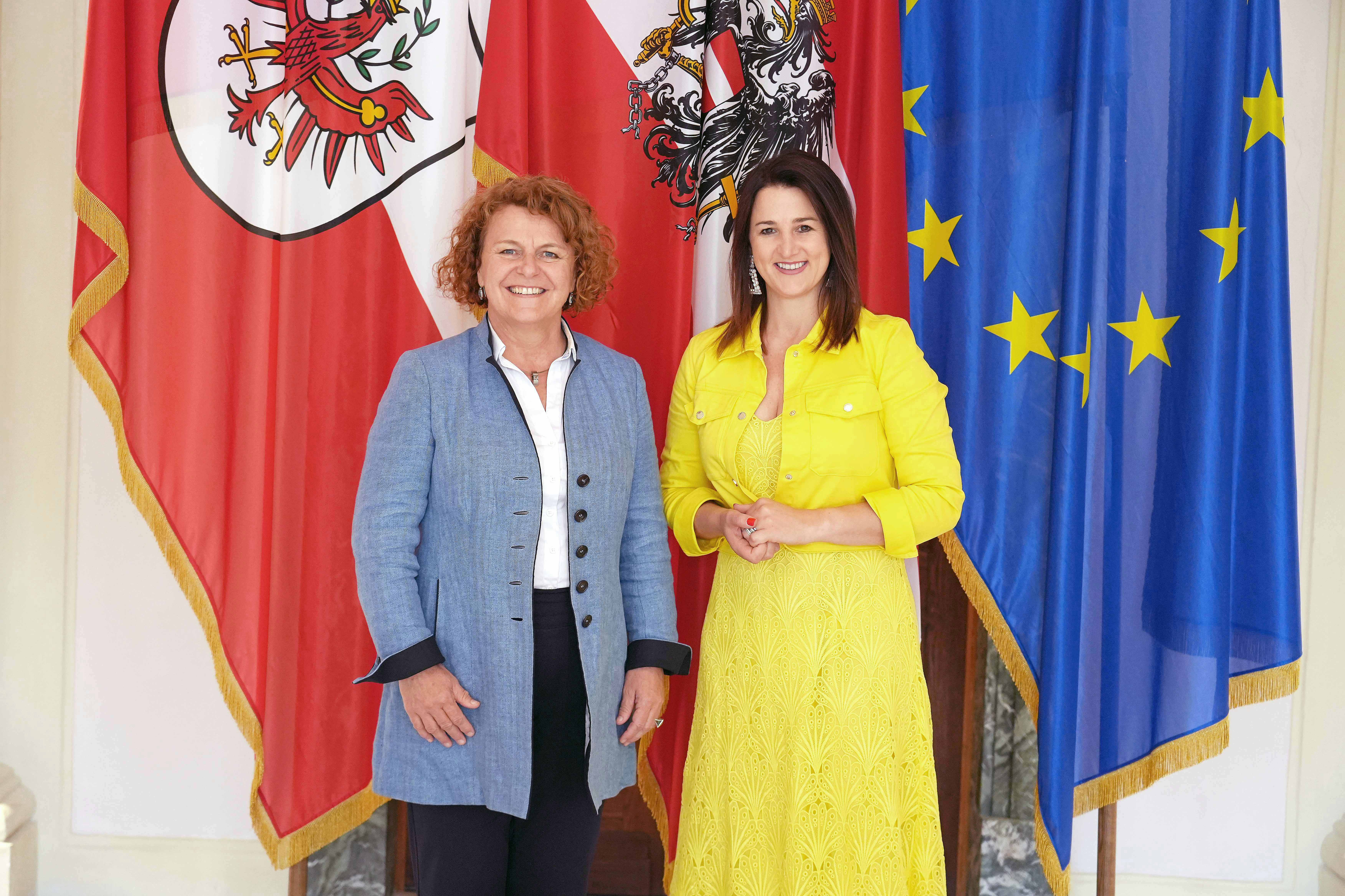 Alto Adige e Tirolo hanno molti temi in comune: le assessore Rosmarie Pamer e Astrid Mair si sono confrontate ieri (13 giugno) a Innsbruck sulle misure in materia di famiglia, anziani e immigrazione. (Foto: Land Tirol/Alexander Hörmann)