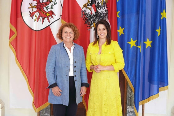 Alto Adige e Tirolo hanno molti temi in comune: le assessore Rosmarie Pamer e Astrid Mair si sono confrontate ieri (13 giugno) a Innsbruck sulle misure in materia di famiglia, anziani e immigrazione. (Foto: Land Tirol/Alexander Hörmann)