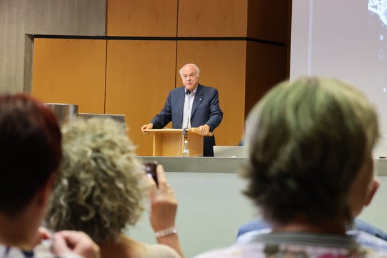 “La sicurezza abitativa nella terza età sta assumendo un'importanza sempre maggiore. Grazie alla collaborazione e al supporto tecnologico nascono soluzioni che consentono di vivere il più a lungo possibile in modo autonomo e in totale sicurezza tra le proprie quattro mura”, ha sottolineato il presidente della cooperativa Abitare nella terza età von Delleman. (Foto: USP/Katharina Fleischmann)