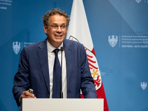 Heinrich Videsott, intendente scolastico e direttore provinciale delle scuole ladine; ha fatto riferimento alle linee guida con i quattro ambiti della cultura dell'apprendimento, delle lingue e dell'identità, dell'educazione sostenibile, del dialogo e della rete. (Foto: USP/Fabio Brucculeri)