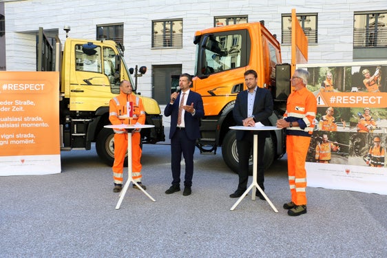 Sichere Straßen, aber auch mehr Sicherheit und Respekt für die Straßenwärter wollen Sergio Rossi, LR Daniel Alfreider, Abteilungsdirektor Philipp Sicher und Roland Thurner erreichen. (Foto: LPA/Ingo Dejaco)