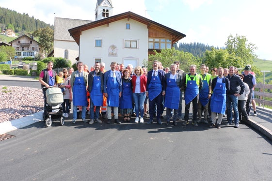Gioia per la sistemazione del tratto stradale a Valas: foto di gruppo con i rappresentanti della Provincia e del Comune di San Genesio, i tecnici e gli abitanti del paese. (Foto: ASP/Patrick Thaler)