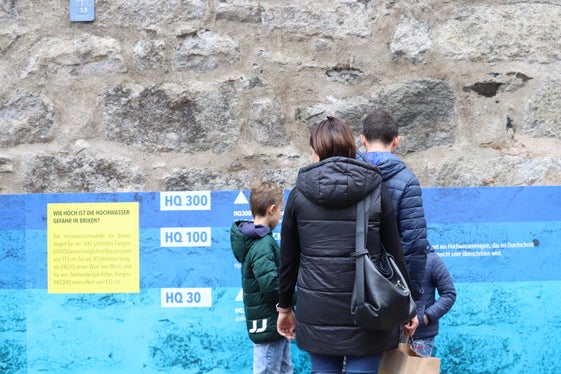 Wie hoch würde das Hochwasser steigen? Die Wassermarke am Weißen Turm in Brixen zeigt es anschaulich. (Foto: LPA/Maja Clara)