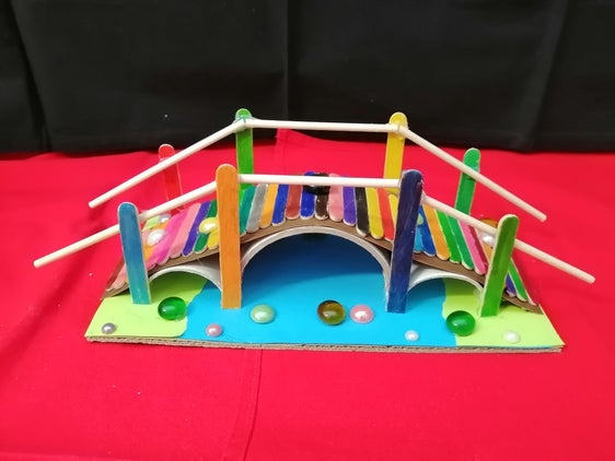 "Costruire ponti": progetto di promozione della tecnologia e non solo, sostenuto dall'Area pedagogica della Direzione provinciale Scuole ladine; nella foto il lavoro dei bambini della scuola materna di Campill (Foto: USP/Direzione provinciale Scuole ladine)