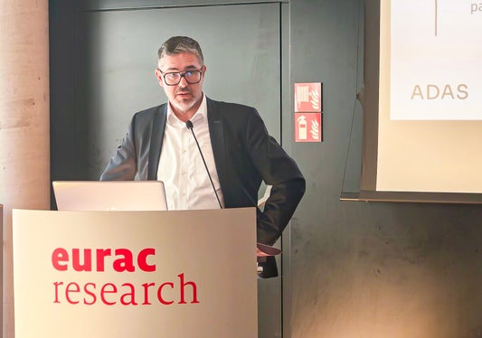 Christian Steurer, der Leiter des Kompetenzzentrums für Daten- und Cybersicherheit des Landes Südtirol, berichtete über den Aufbau des DataCenter Südtirol und die Maßnahmen, die im Bereich der Cybersicherheit gesetzt werden. (Foto: LPA/Ursula Pirchstaller)