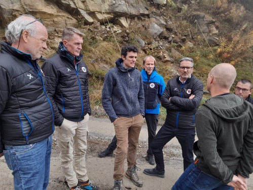 Lokalaugenschein in Ulten mit (von links) Bereichsleiter Wildbachverbauung Fabio De Polo, Ressortdirektor Ulrich Stofner, Bauleiter Christian Kofler, Agenturdirektor Klaus Unterweger, LH Arno Kompatscher, Bürgermeister Stefan Schwarz, Amtsdirektor Thomas Thaler (Foto: LPA/Maja Clara)