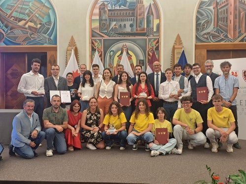 Foto di gruppo con i 5 progetti premiati. (Foto: Archivio Ufficio Stampa Provincia di Trento)