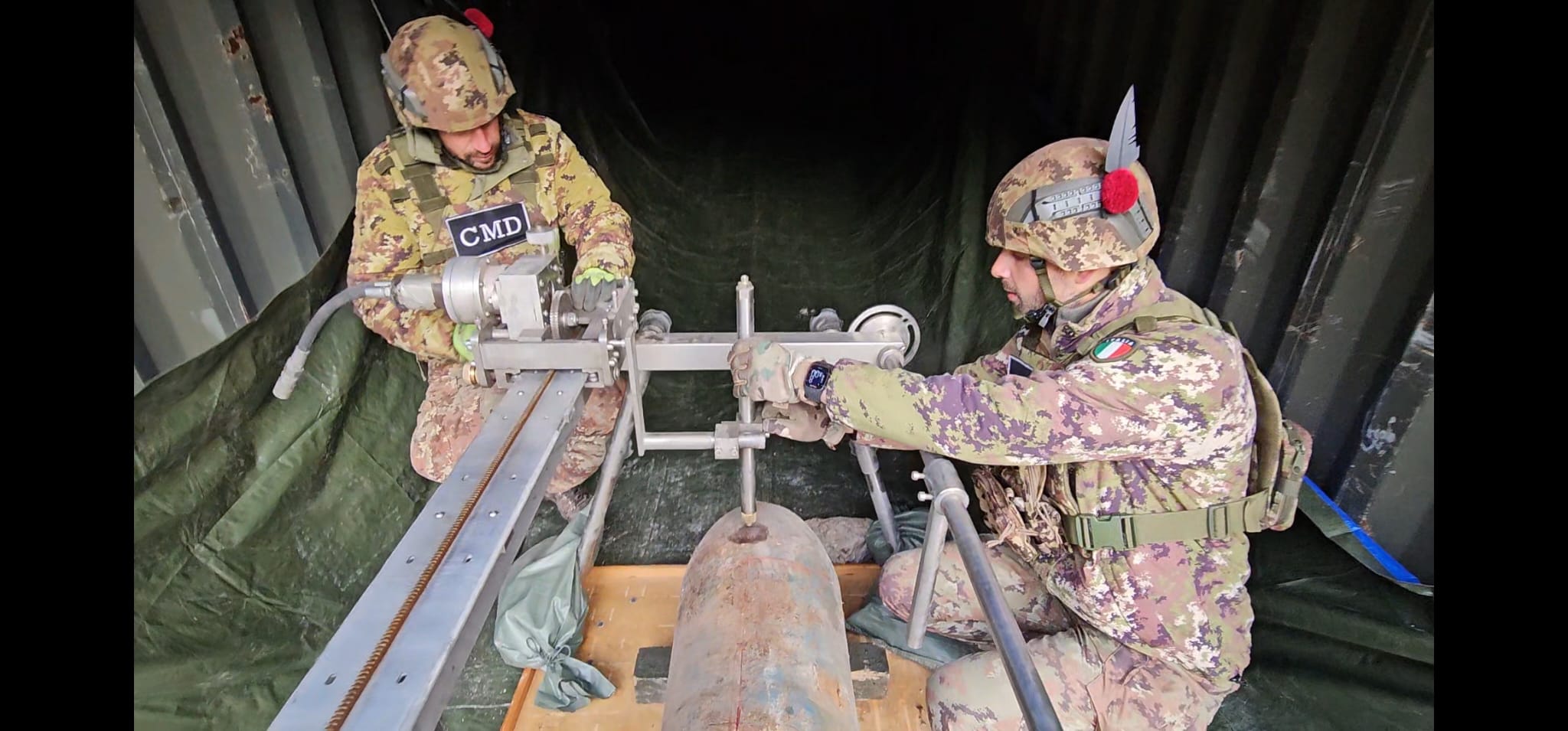 Kampfmittelräumdienst der Sturmpioniere Trient haben am 3. April eine in einer Schottergrube im Rautal in Enneberg zwischengelagerte Fliegerbombe aus dem zweiten Weltkrieg kontrolliert gesprengt. (Foto: LPA/Kampfmittelräumdienst im Zweiten Regiment Sturmpioniere Trient)