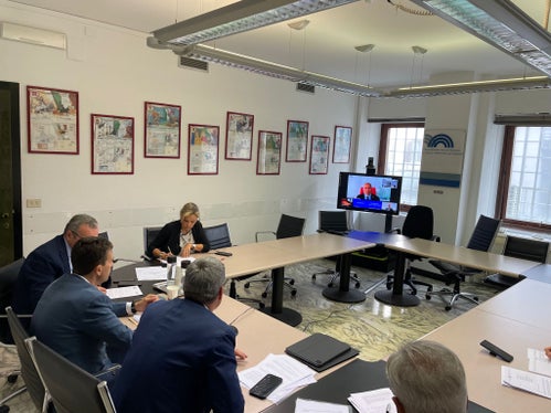 Le Regioni dell'arco alpino italiano chiedono una riduzione dello status di protezione dei grandi predatori e piani di regolamentazione. Lo hanno deciso oggi su invito del presidente Kompatscher (Foto: Conferenza delle Regioni)