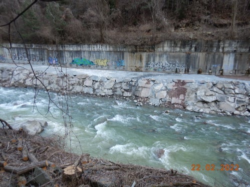 So zeigen sich die Uferschutzmauern am Eisack nach Abschluss der Arbeiten des Landesamtes für Wildbachverbauung Nord. (Foto: LPA/Landesamt für Wildbach- und Lawinenverbauung Nord)