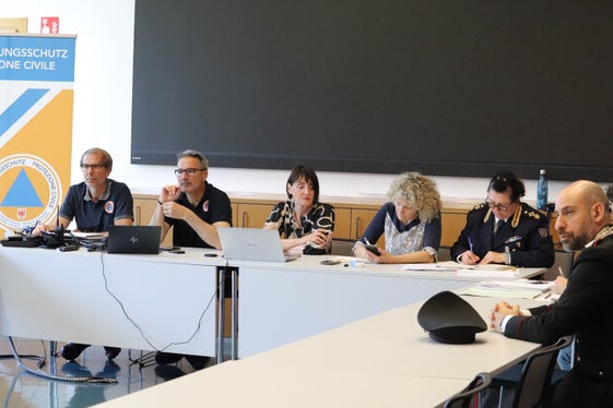 Centro Operativo Viabilità (da sinistra): il direttore dell’Agenzia per la Protezione civile Klaus Unterweger, il presidente della Provincia e assessore alla Protezione civile Arno Kompatscher, il commissario del Governo per la provincia di Bolzano Maddalena Travaglini, il viceprefetto Margherita Toth, la dirigente della Polizia Stradale Katia Grenga, il comandante dei Carabinieri di Bolzano, tenente colonnello Stefano Esposito Vangone. (Foto: USP/Maja Clara)
