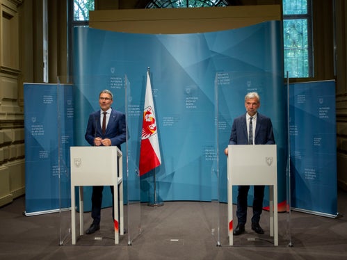 Mit Landeshauptmann Arno Kompatscher (li.) informierte heute Bevölkerungsschutzlandesrat Arnold Schuler (re.) bei der an die wöchentliche Sitzung der Landesregierung anschließenden Pressekonferenz, aus aktuellem Anlass über Vorbeugung durch Wildbachverbauung und Warnung und Alarmierung der Bevölkerung. (Foto: LPA/Fabio Brucculeri)