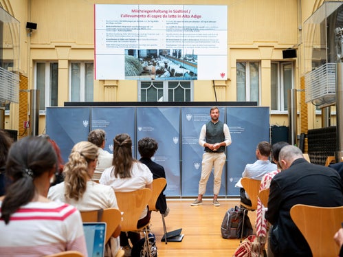Thomas Zanon, della Facoltà di Scienze Agrarie, Ambientali e Alimentari, ha illustrato le attività di ricerca svolte presso la Libera Università di Bolzano. (Foto: USP/Fabio Brucculeri)