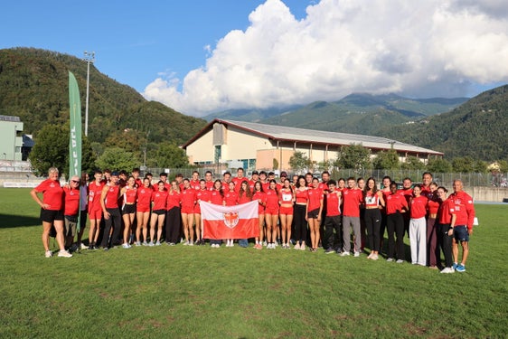 Atlete, atleti e staff della selezione Alto Adige-Südtirol che ha conquistato il secondo posto al Meeting Arge Alp 2026 di atletica leggera a Pergine Valsugana. (Foto: FIDAL)