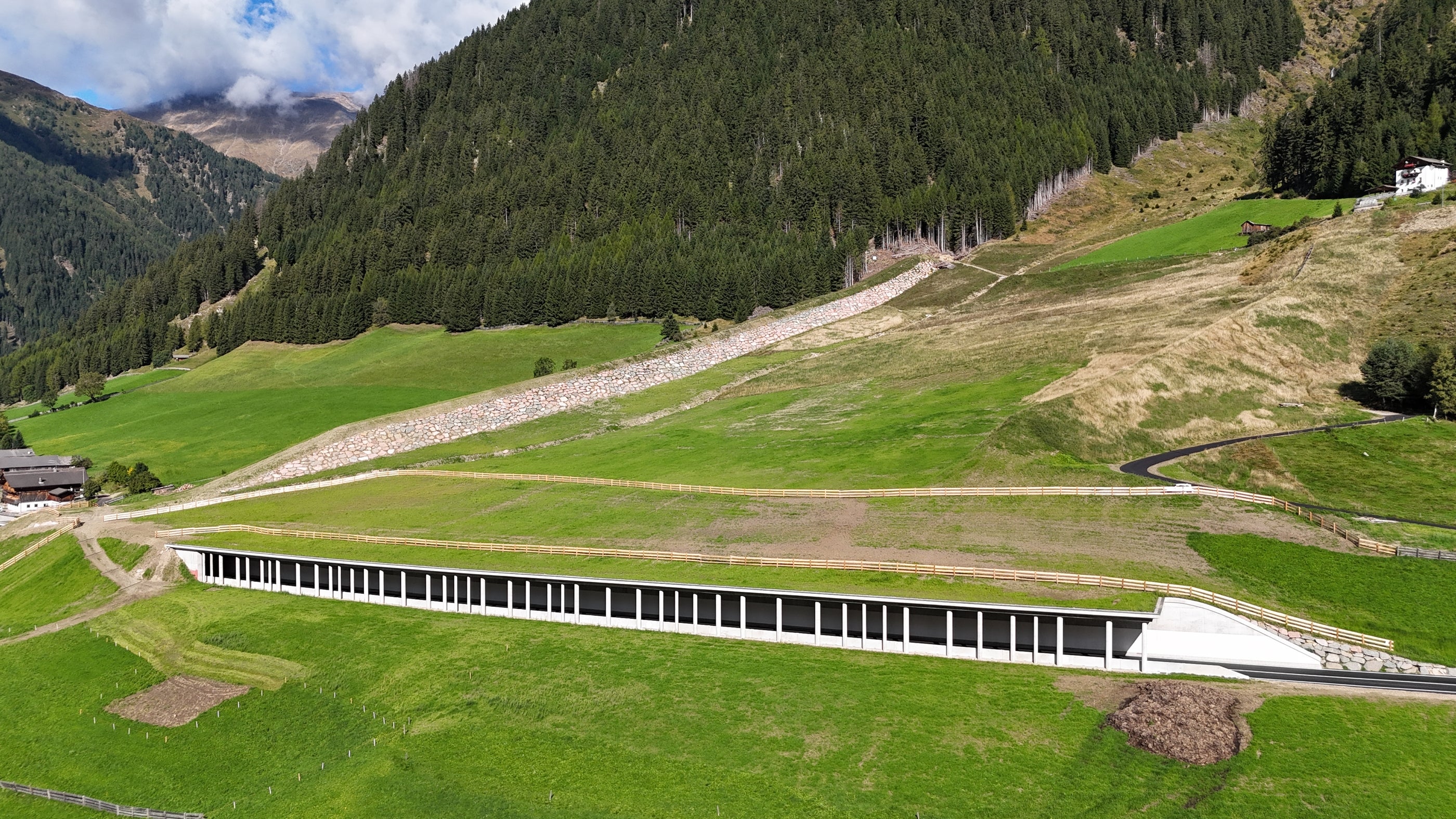 Dopo 16 mesi di lavori, la galleria paravalanghe Rio Bianco è stata completata e aperta al traffico già nel novembre 2024. Negli scorsi mesi sono stati eseguiti i lavori esterni e mercoledì 22 ottobre la galleria sarà inaugurata. (Foto: USP/Dipartimento Infrastrutture e Mobilità)