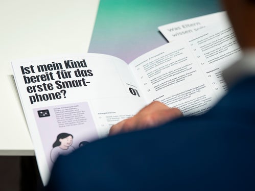 Programmi di sostegno specifici per i genitori, come lo starter kit per smartphone, dovrebbero contribuire a rafforzare ulteriormente l'alfabetizzazione mediatica nelle famiglie e nel contesto sociale. (Foto: USP/Fabio Brucculeri)