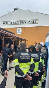 Far fronte alle difficoltà linguistiche e fornire un aiuto decisivo in caso di emergenza: questo il compito principale dei vigili del fuoco permanenti di Bolzano durante i due fine settimana della più grande festa popolare del mondo a Monaco di Baviera (Foto: USP/Vigili del fuoco München/Milberg)