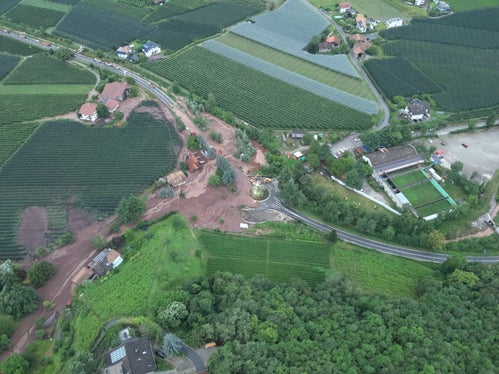 Rund 25.000 Kubikmeter Material gingen am 28. Juni gegen 17 Uhr mit dem Weißplatterbach nieder und vermurten Häuser in der Katzensteinstraße und am Naifdammweg in Meran. (Foto: LPA/Berufsfeuerwehr Bozen)