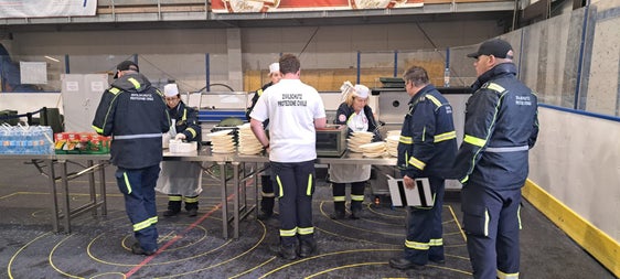 Die Teilnehmer und Teilnehmerinnen an der Großübung wurden vom Zivilschutz des Weißen Kreuzes auch mit Essen und Trinken versorgt (Foto: LPA)