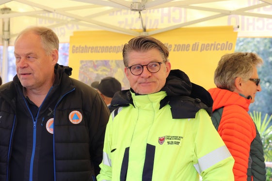 Blick auf die hydrogeologischen Gefahren: der Direktor des Amtes für Wildbach- und Lawinenverbauung West Peter Egger und Gemeindegeologe Nikolaus Mittermair (Foto: LPA/Maja Clara)
