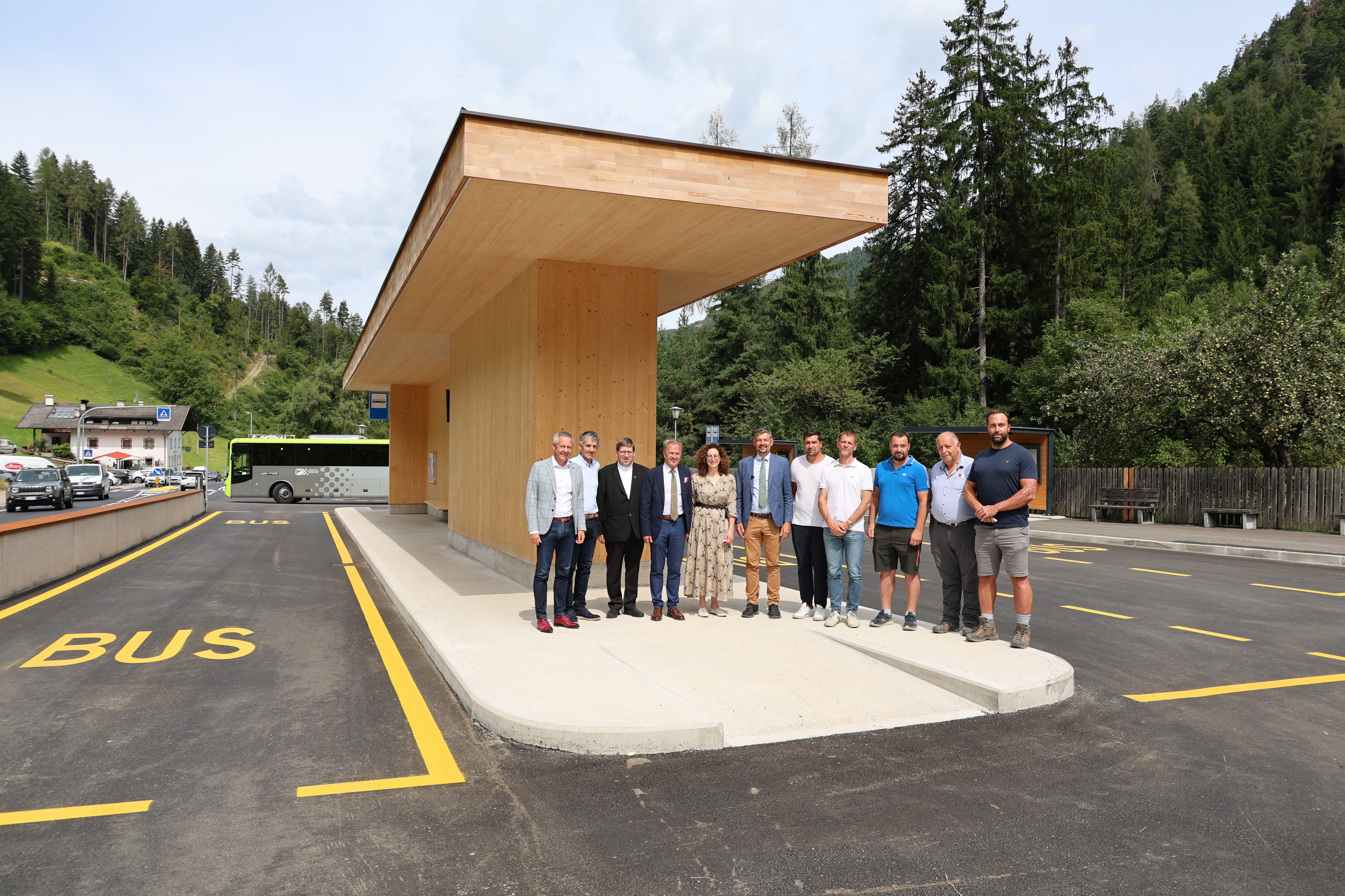 Der Mobilitätshub Birchabruck ist eröffnet. Im Bild (von links): Albin Kofler, der Präsident Bezirksgemeinschaft Salten Schlern, Markus Dejori, der ehemalige Bürgermeister von Welschnofen, Pfarrer Roland Mair, Bernhard Daum, der  Bürgermeister von Deutschnofen, Ursula Thaler, die Vizebürgermeisterin von Deutschnofen, Mobilitätslandesrat Daniel Alfreider, Hannes Meraner, der Vizebürgermeister Welschnofen, Simon Neuliched, Planer und Bauleiter, Matthias Brunner vom Unternehmen Brunner & Leiter, Hubert Brunner und Valentin Brunner, Senior- und Juniorchef des Unternehmens Reggelbergbau. (Foto: LPA/Ressort für Infrastrukturen und Mobilität)