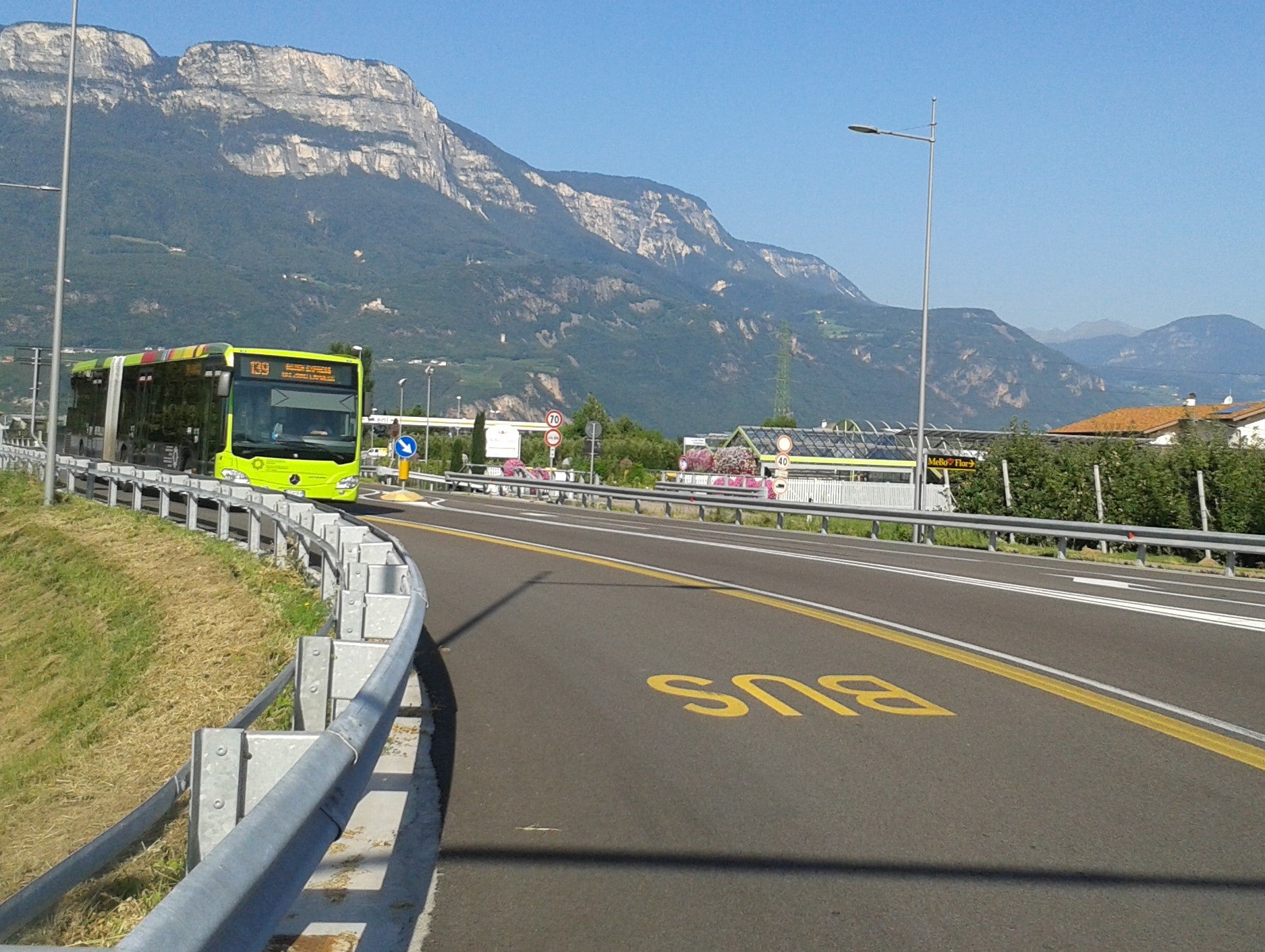 Damit mehr öffentliche Verkehrsmittel und weniger Privatfahrzeuge unterwegs sind, arbeiten das Land und die Gemeinden Eppan und Kaltern.  Am 26. Februar findet ein&nbsp;Infoday zur Mobilität im Überetsch&nbsp;statt. (Foto: LPA)