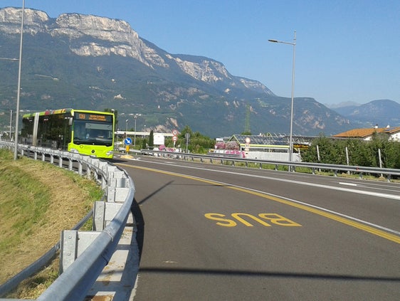 Damit mehr öffentliche Verkehrsmittel und weniger Privatfahrzeuge unterwegs sind, arbeiten das Land und die Gemeinden Eppan und Kaltern.  Am 26. Februar findet ein&nbsp;Infoday zur Mobilität im Überetsch&nbsp;statt. (Foto: LPA)