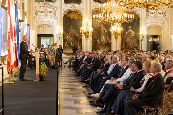 Il padrone di casa e governatore del Tirolo Mattle ha dato il benvenuto alle personalità meritevoli provenienti da vari settori della società. (Foto: Land Tirol/die Fotografen)