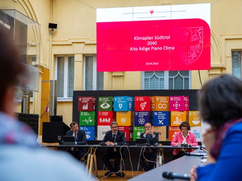 Landesrat Alfreider, LH Kompatscher, Landesrat Vettorato und Landesrätin Hochgruber Kuenzer (v.l.) diskutierten mit den Interessensgruppen und holten Vorschläge und Anregungen zum zweiten, spezifischen Teil des Südtiroler Klimaplans ein. (Foto: LPA/Fabio Brucculeri)