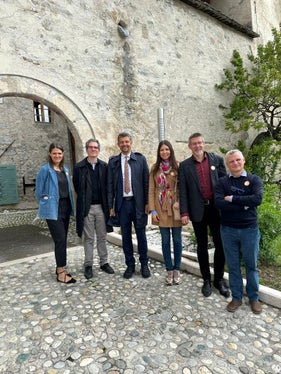 Cieche la Dolomites ie bele, dëssa nce deventé la lijëndes di ladins, che sta te chisc raions cun si biei crëps. Tla fotografia da man ciancia: la diretëura dl Museum Ladin Katharina Moling, l prufessëur Luigi Petrillo, l assessëur provinziel ladin Daniel Alfreider, Susy Rottonara, Carlo Suani y Paolo Vinati. (Foto: USP)
