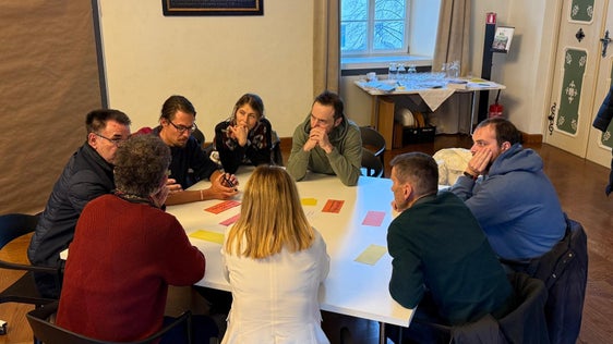 Am Nachmittag arbeiteten die Teilnehmenden in Gruppen zu Vernetzung, Qualitätsentwicklung, Kooperationen und zur Rolle der Stiftung und der Bildungsdirektion. (Foto: LPA)