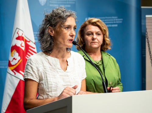 L’opuscolo rappresenta “un ulteriore passo nella sensibilizzazione sul tema della violenza nei confronti delle persone anziane. È necessario contrastare l’invisibilità della violenza e, allo stesso tempo, incoraggiare le persone a parlarne e a segnalarla”, ha sottolineato Chiara Furnari dell’Ufficio Anziani e distretti sociali durante la presentazione dell’opuscolo (a sinistra nella foto; accanto a lei l’assessora provinciale alla Coesione sociale Rosmarie Pamer). (Foto: USP/Fabio Brucculeri)