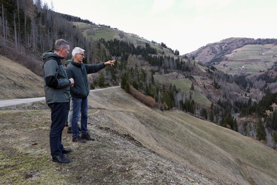 Ispezione dei boschi della Val Badia: L'assessore alle Foreste Luis Walcher (a sinistra) con il vicedirettore dell'Ispettorato forestale Brunico Gottlieb Moling. (Foto: USP/Dipartimento Agricoltura, Foreste e Turismo/Sabine Pitscheider)