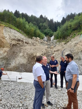 Besichtigung der Baustelle am Riesenbach in Thuins in der Gemeinde Sterzing (von links): Sterzings Bürgermeister Peter Volgger, der Direktor des Funktionsbereichs Wildbachverbauung Fabio De Polo, der Direktor der Agentur für Bevölkerungsschutz Klaus Unterweger, Landeshauptmann und Bevölkerungsschutzlandesrat Arno Kompatscher, Sterzinger Gemeinderat  Daniel Seidner (Foto: LPA/Maja Clara)