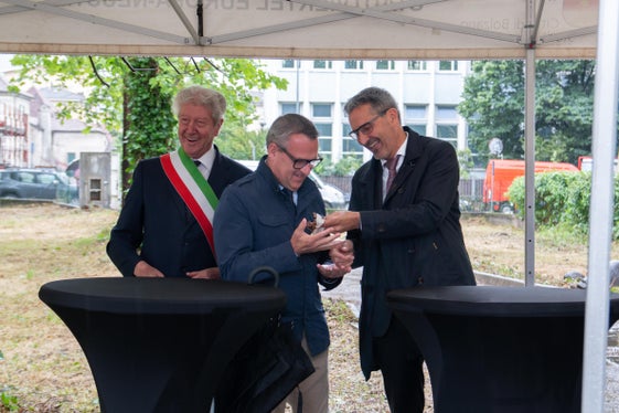 Passaggio di mano delle chiavi dell'areale militare dal presidente Kompatscher all'assessore Bianchi. Soddisfatto Il sindaco di Bolzano Caramaschi (Foto: ASP/Greta Stuefer)